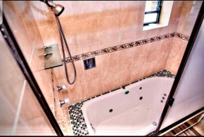 Deluxe 2 bedroom condo